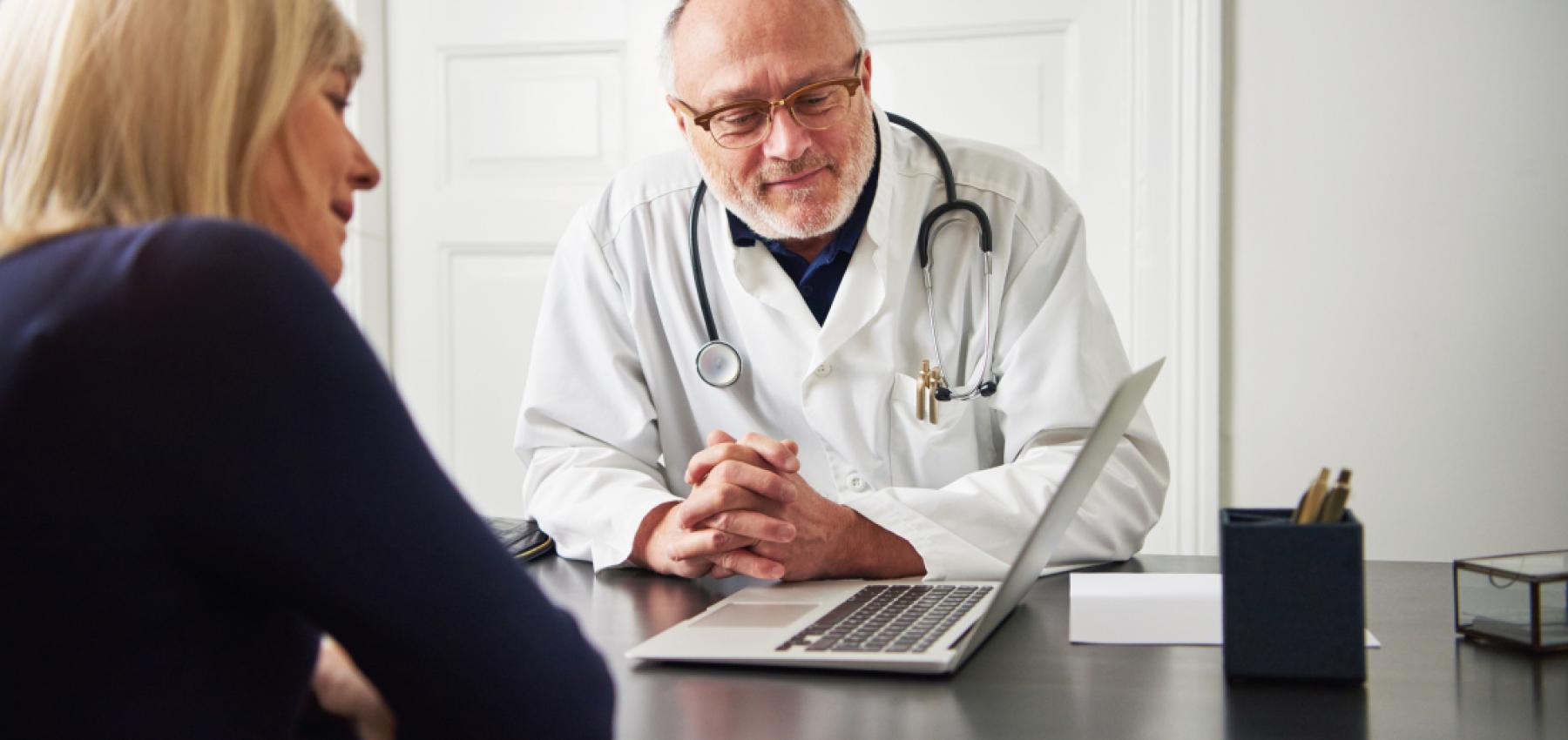 Processen - dokter met patient